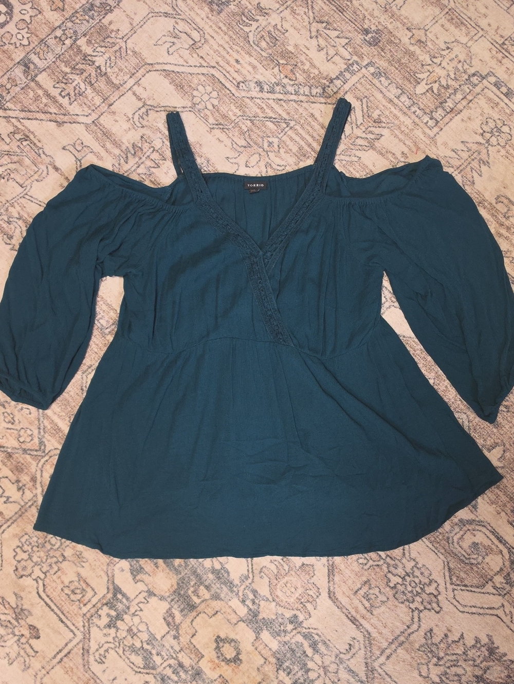 Torrid Womens Size 1 (14-16)Teal Open-Shoulder Blouse. Super Cute On